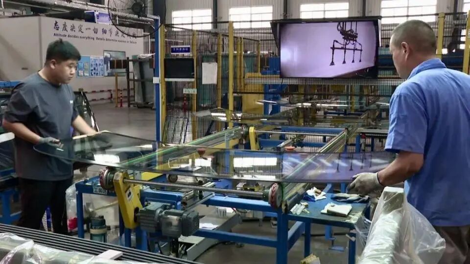 明池玻璃 商乘雙線突圍，新材料技術(shù)驅(qū)動多元產(chǎn)品走俏主流車企